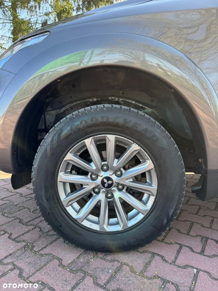 Mitsubishi L200 2.4 d DC Intense + - 14