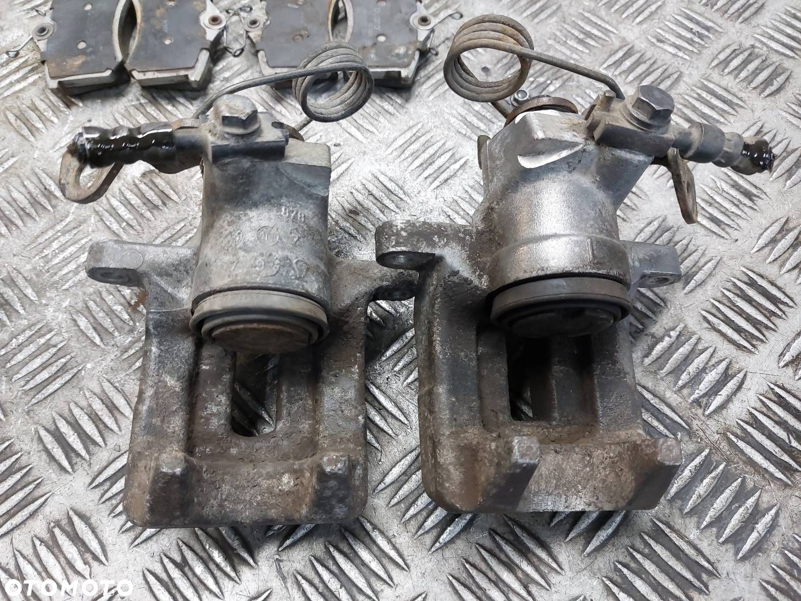 TARCZE HAMULCOWE TYŁ + KLOCKI + ZACISKI VOLKSWAGEN PASSAT B5 - 2
