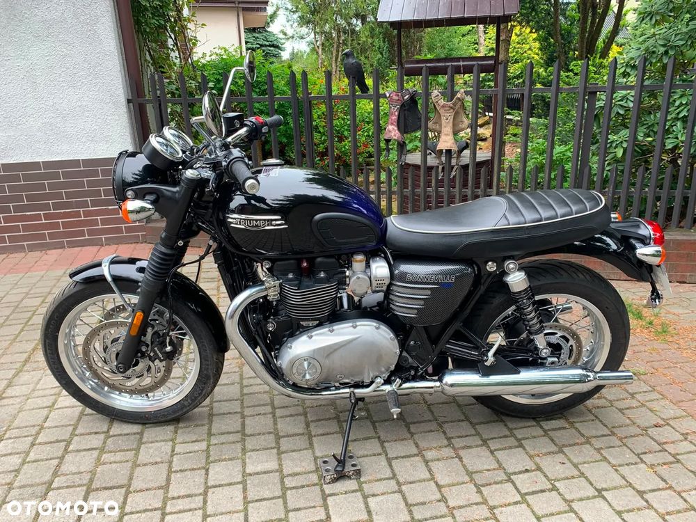 Triumph Bonneville - 1