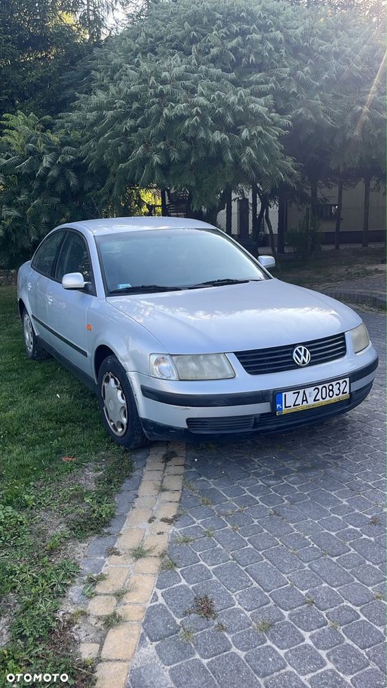 Volkswagen Passat - 1