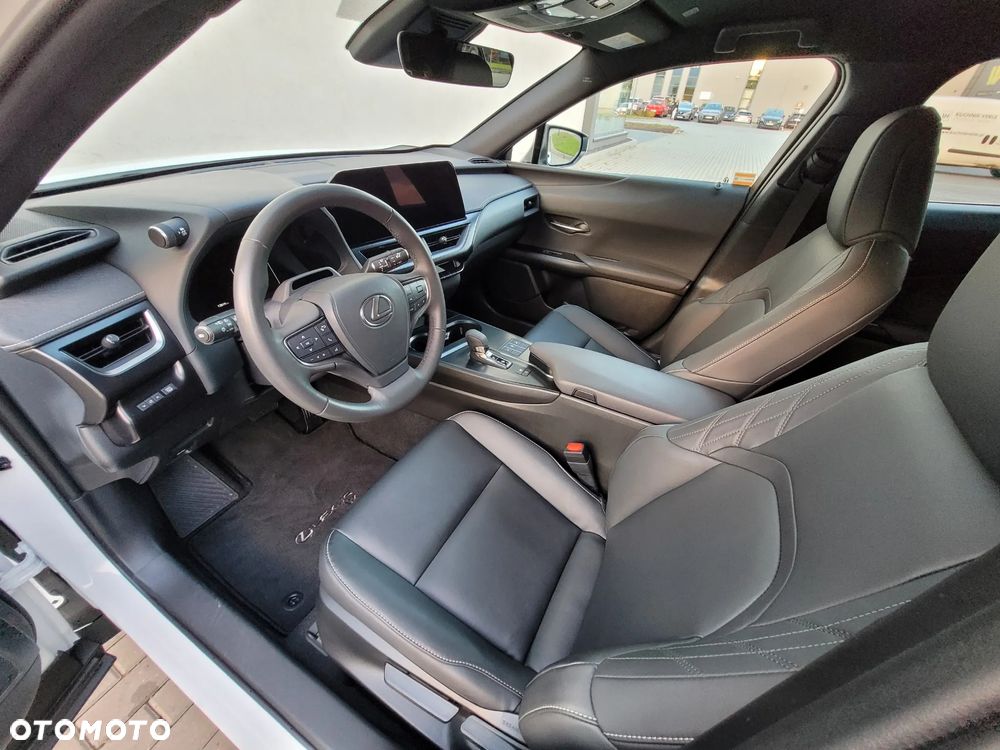 Lexus UX 300h F Sport Design - 3