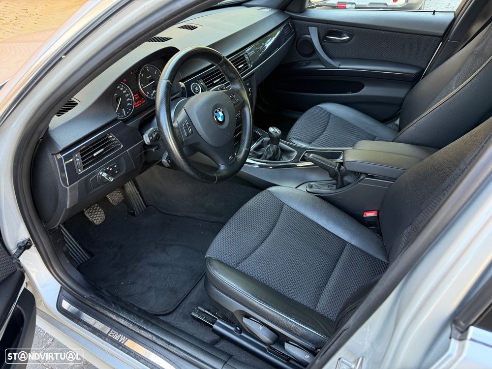 BMW 320 d Pack M - 12