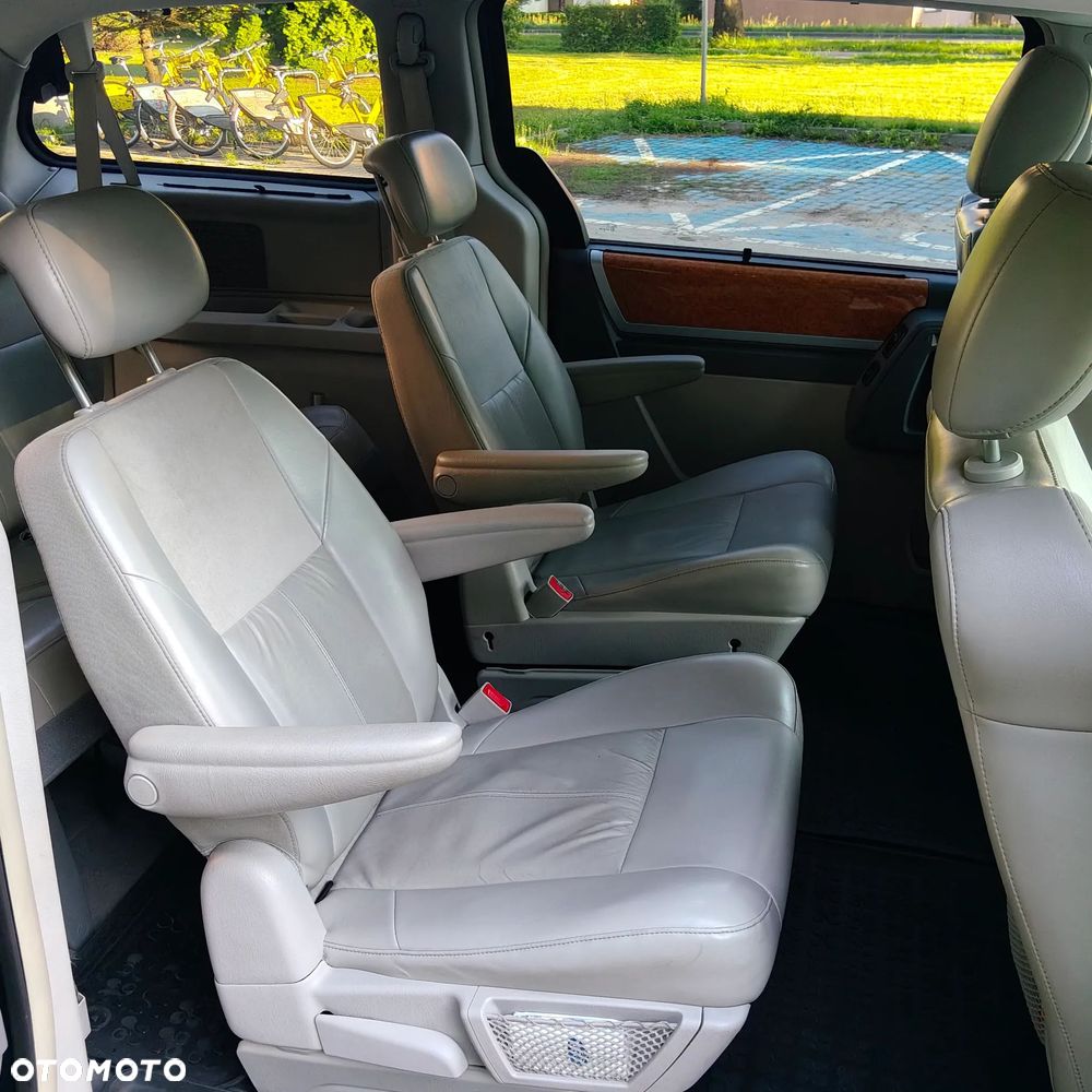 Chrysler Town & Country - 11