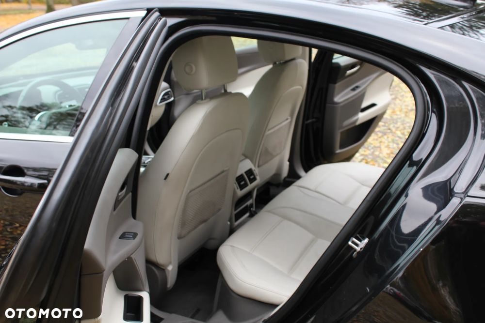 Jaguar XE 2.0 D Prestige - 11