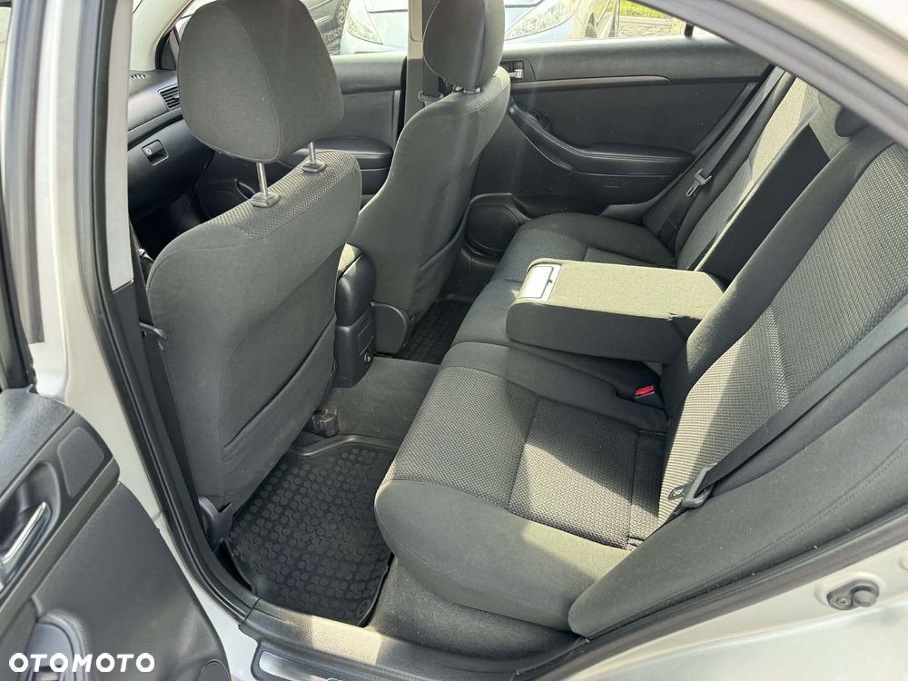 Toyota Avensis 1.8 VVT-i Sol Premium - 10