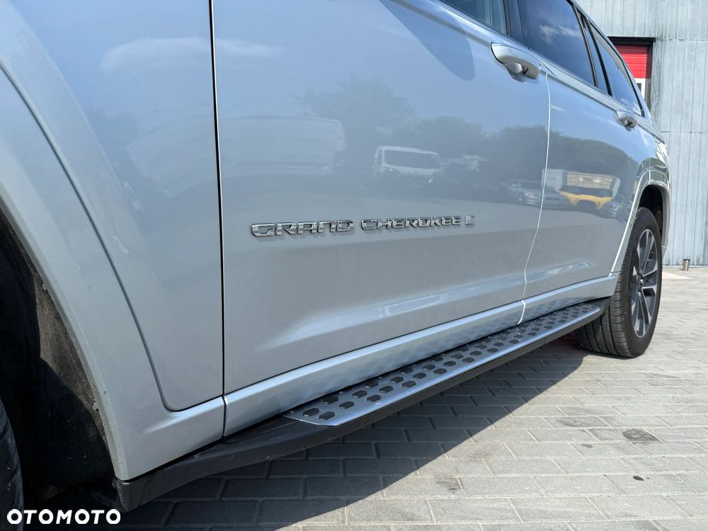 Jeep Grand Cherokee - 32
