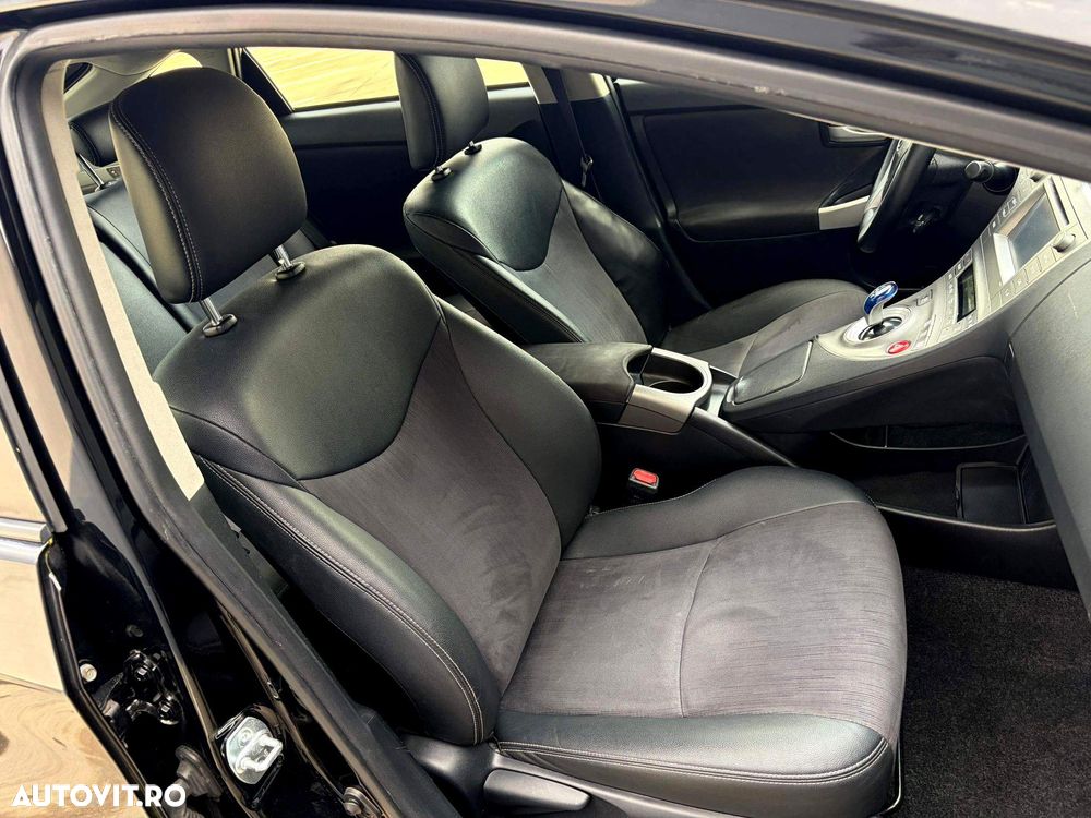 Toyota Prius (Hybrid) Executive - 8