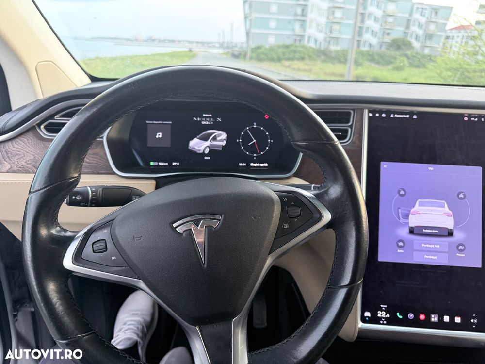 Tesla Model X - 5