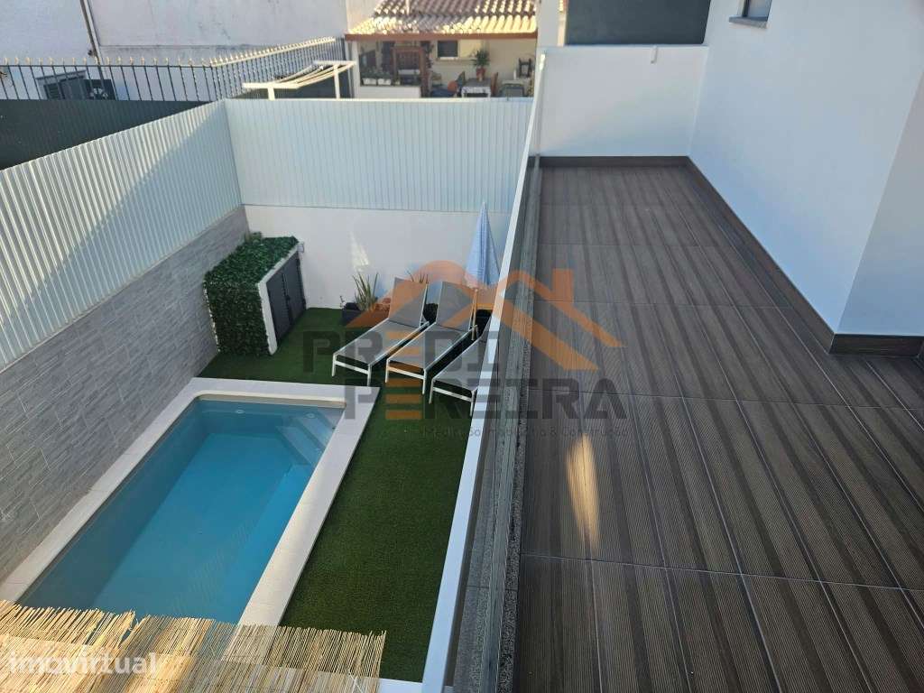 Situada em São João da Talha, moradia recente T4+1. - Grande imagem: 4/36