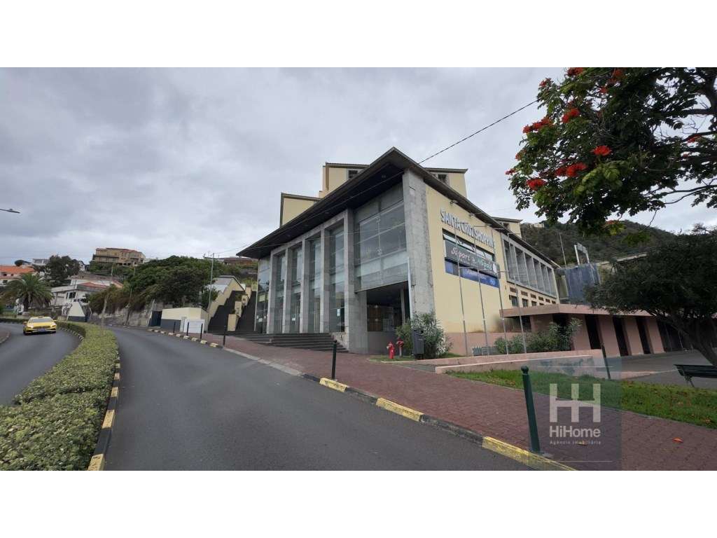 Estacionamento no centro da cidade de Santa Cruz - Grande imagem: 4/21