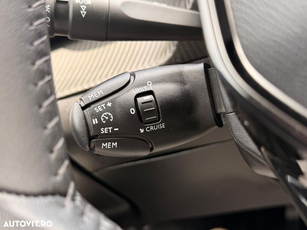 Peugeot 2008 1.2 L PureTech STT Allure - 32