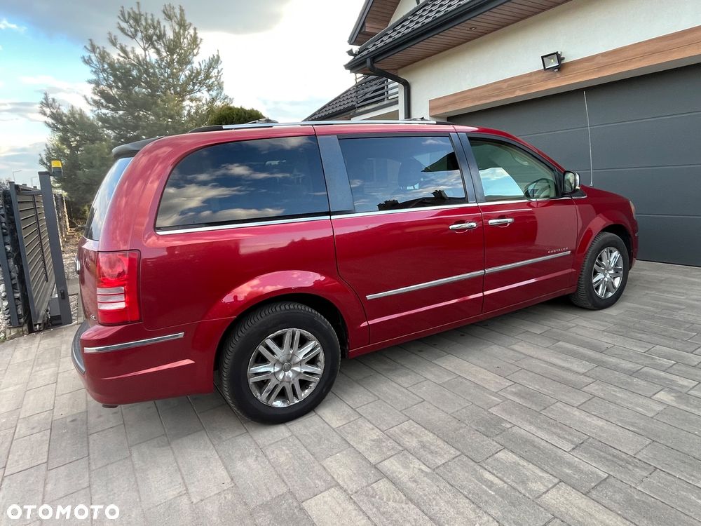 Chrysler Town & Country - 11