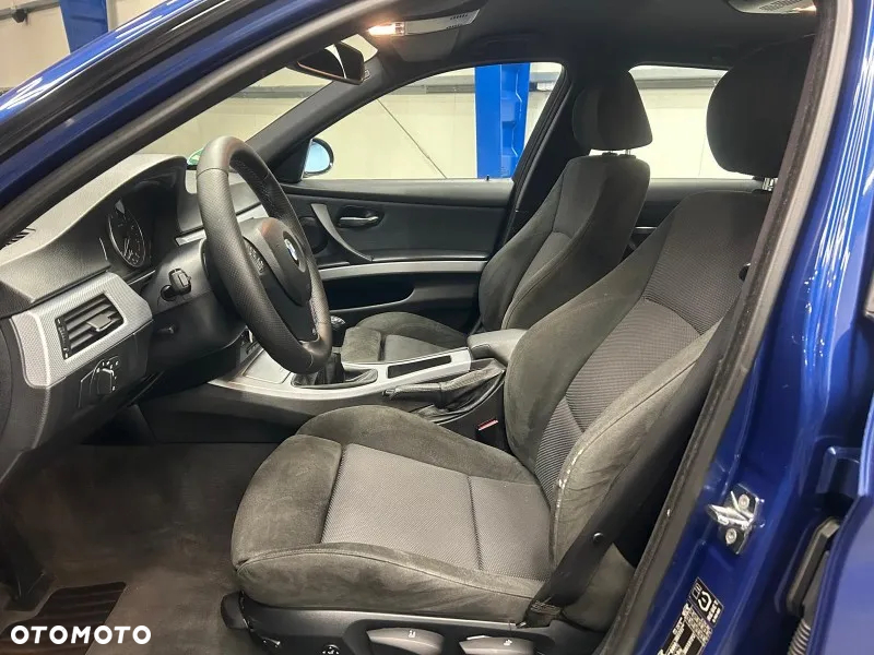 BMW Seria 3 325xi Touring - 21
