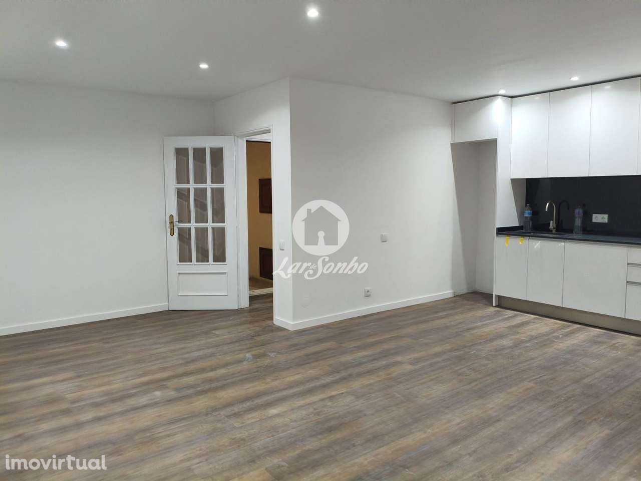 Apartamento T2, remodelado, localizado em Nogueira da Maia - Grande imagem: 3/12