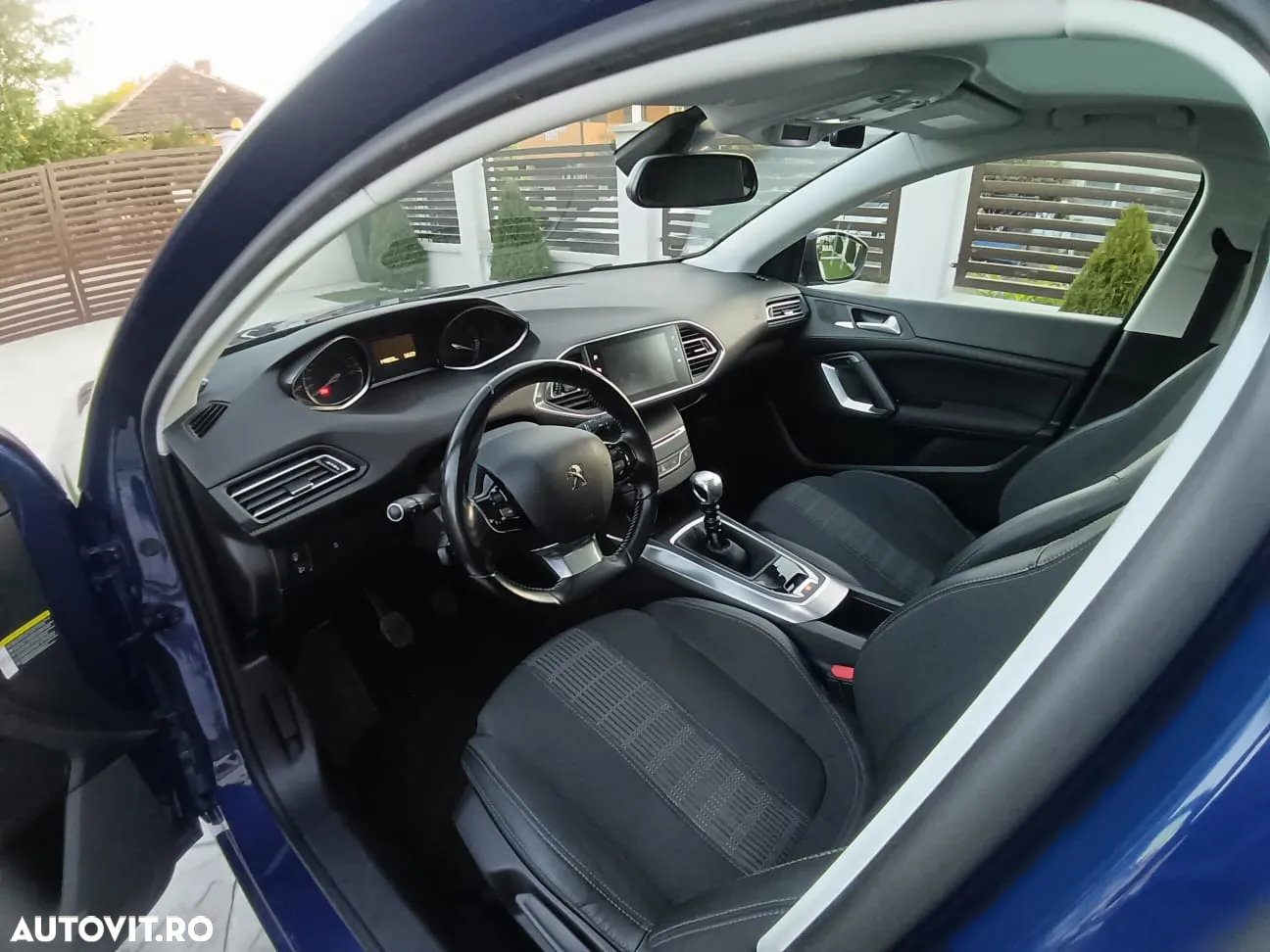 Peugeot 308 1.2 L PureTech Turbo Allure - 6