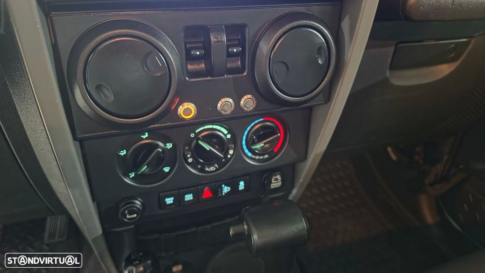 Jeep Wrangler 2.8 CRD ATX Sport - 42