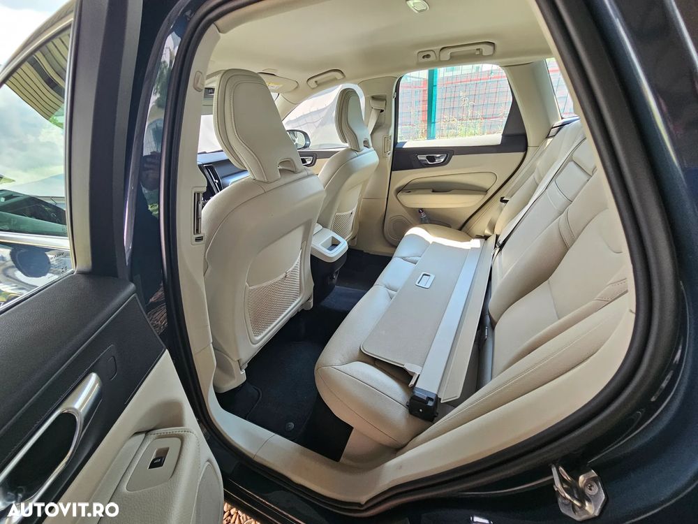 Volvo XC 60 B4 MHEV AWD Momentum Pro - 11
