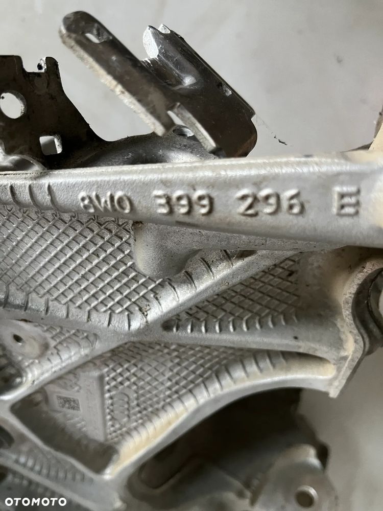 AUDI A4 B9 ŁAPA PODPORA WSPORNIK SILNIKA 8W0399295E 8w0399296E - 1