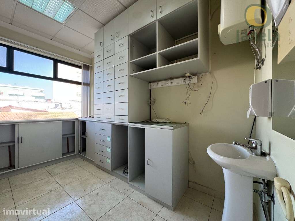 Espaço Comercial junto ao Hospital de Faro - 122,87 m² e 2 Lugares ... - Grande imagem: 3/13