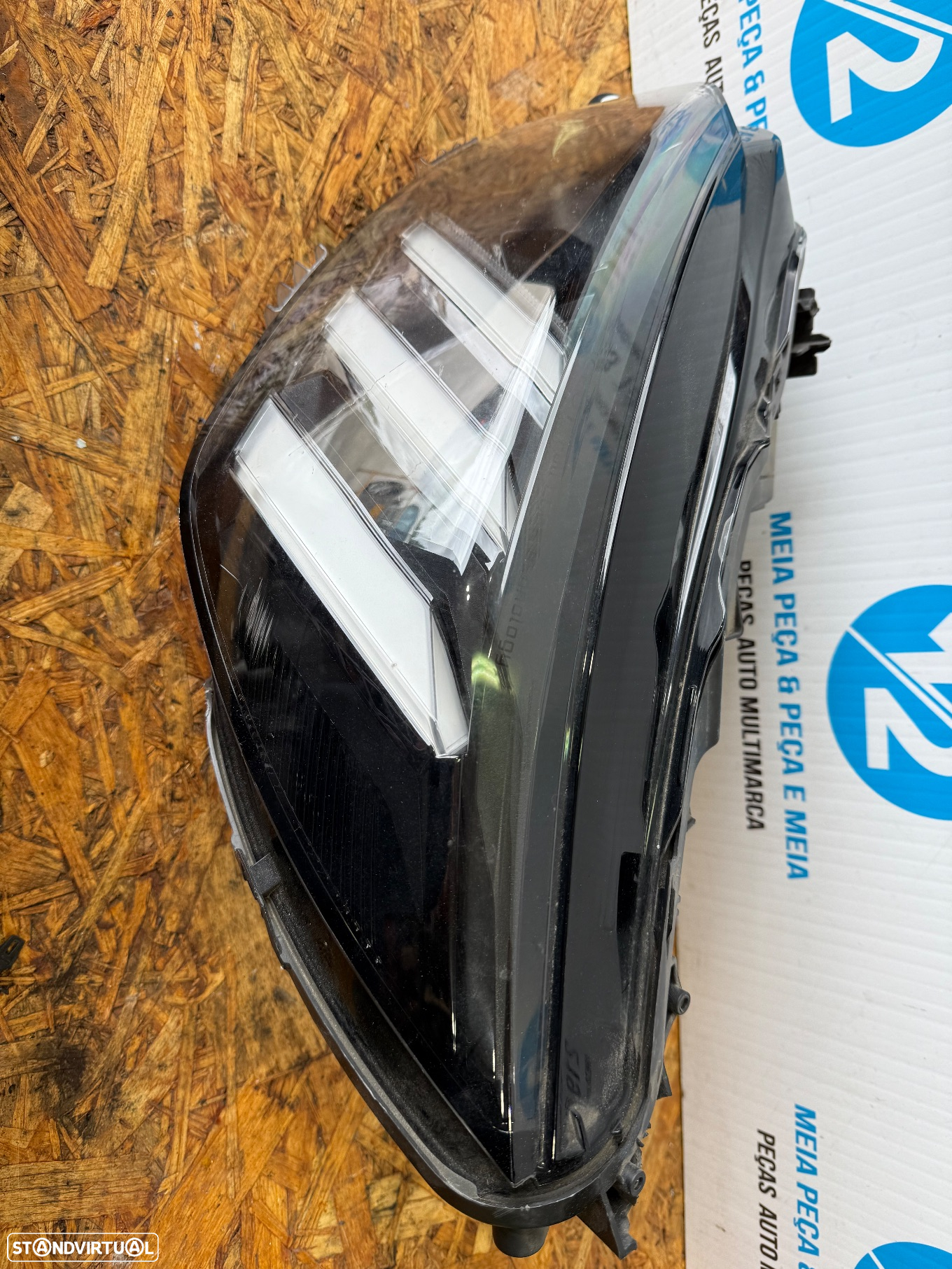 Farol esquerdo Peugeot 2008 de 2022 com patilhas partidas - 4