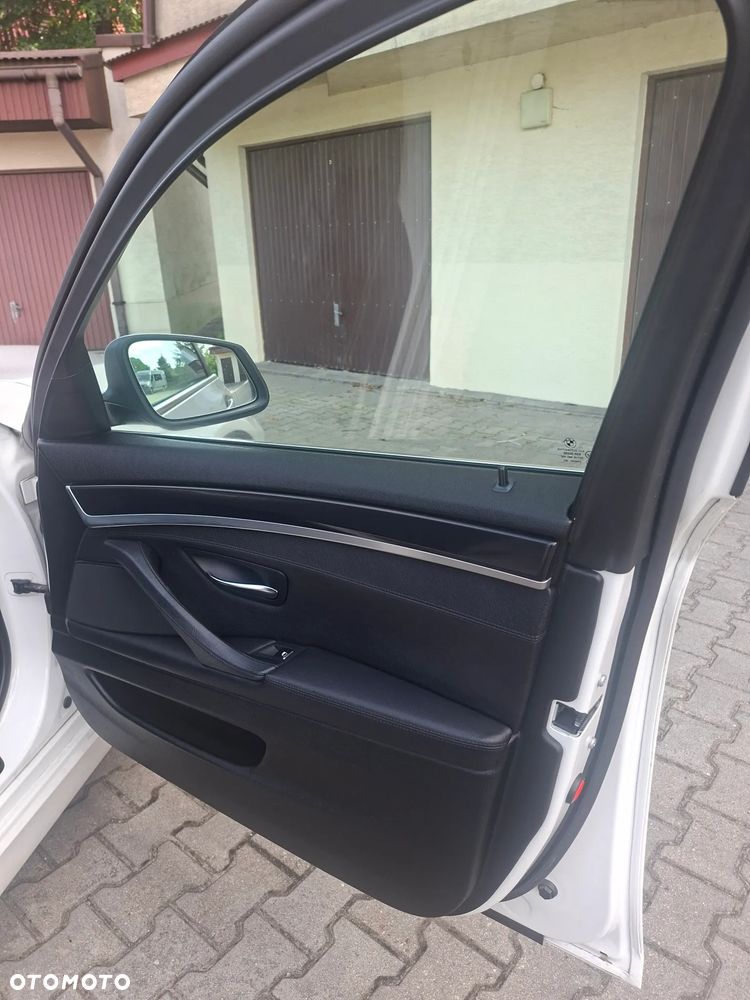 BMW Seria 5 525d xDrive - 9