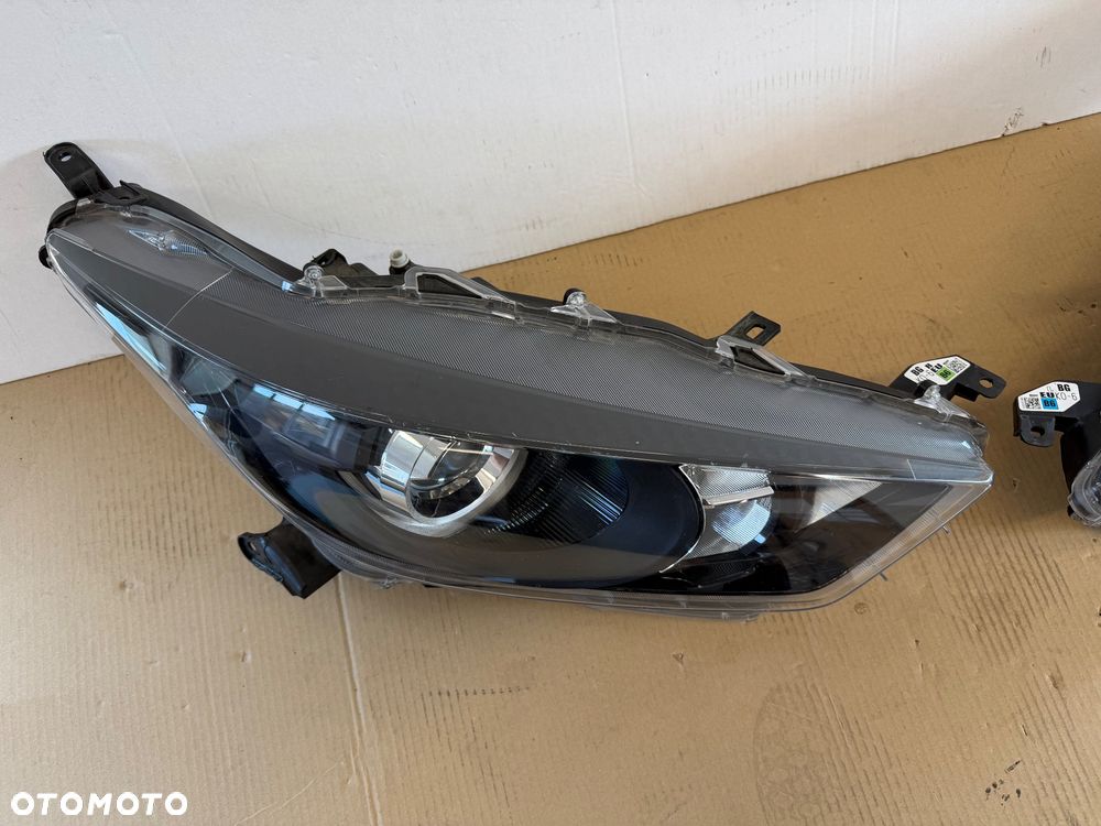 TOYOTA YARIS IV - LAMPA ZWYKŁA SOCZEWKA  PRAWA - 7