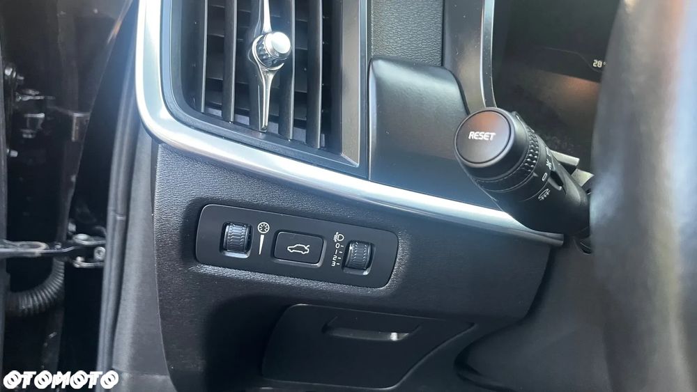 Volvo V90 D4 Momentum - 19