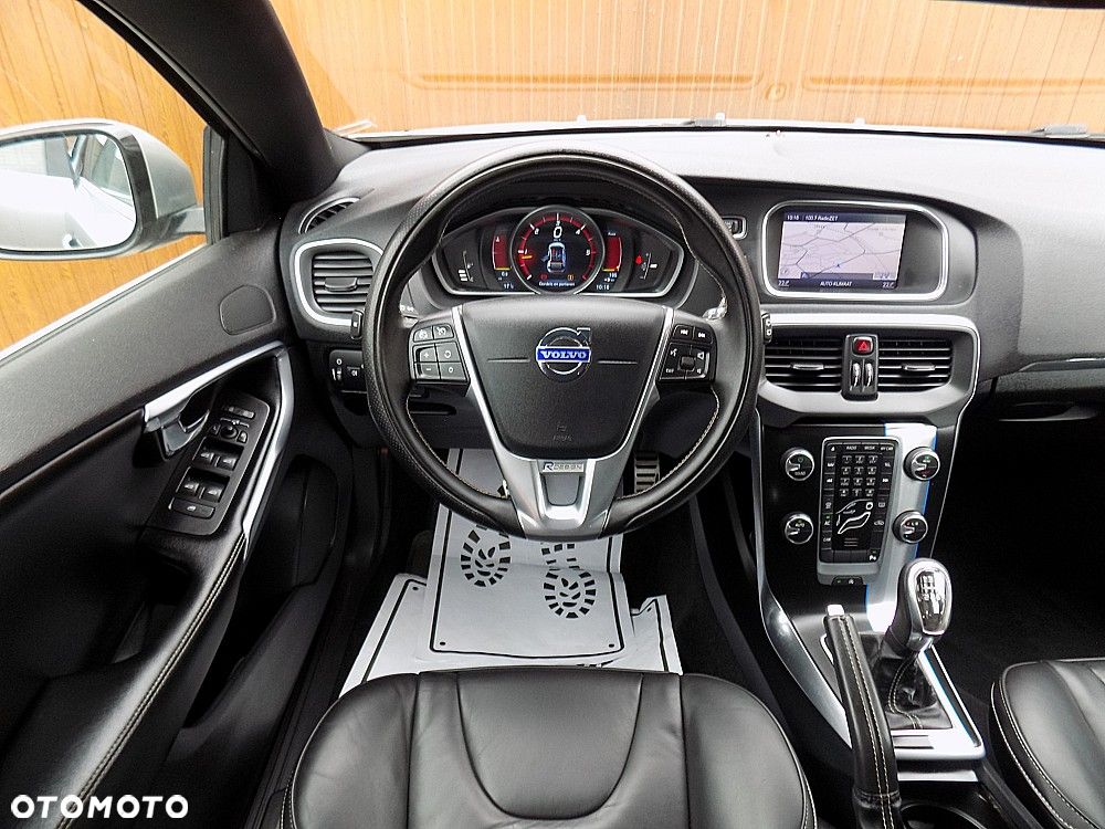 Volvo V40 D3 Drive-E R-Design Momentum - 16
