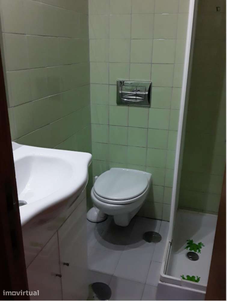 Quarto - localizado em Alto de São João Coimbra - Grande imagem: 4/6