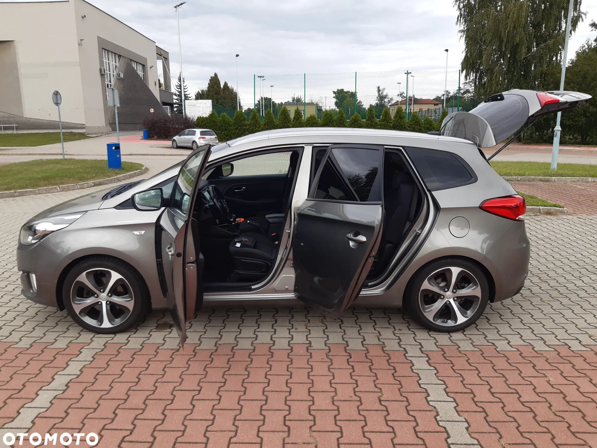 Kia Carens 1.7 CRDi 115 Dream Team Edition - 9