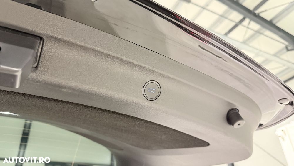 Tesla Model Y - 33