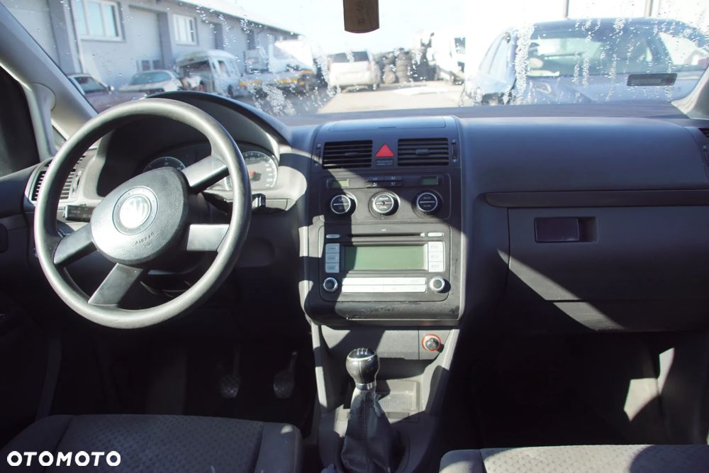 Auto na części - Volkswagen Touran I 1.9 TDI 105 KM BKC GQN LC9Z 2005R Silnik Skrzynia Drzwi Maska Błotnik Klapa Zderzak Lampa Lusterko Klamka Szyba Deska Kokpit Sterownik Moduł Czujnik Licznik Panel Kierownica - 17