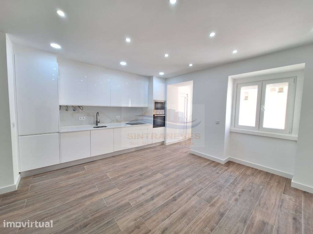 Apartamento T2 com logradouro na Venda Nova. Prédio e fracções remo... - Grande imagem: 2/32