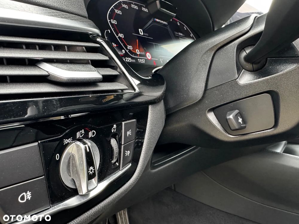 BMW Seria 5 M550i xDrive sport - 29