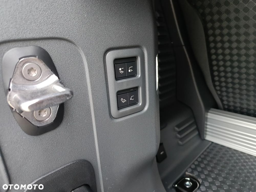 Land Rover Defender 3.0 D250 mHEV X-Dynamic SE - 19