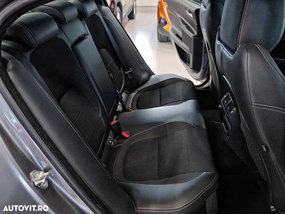 Jaguar XE 2.0 R-Sport - 28