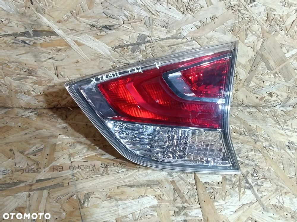 LAMPA TYŁ TYLNA PRAWA W KLAPE NISSAN X-TRAIL T32 - 1