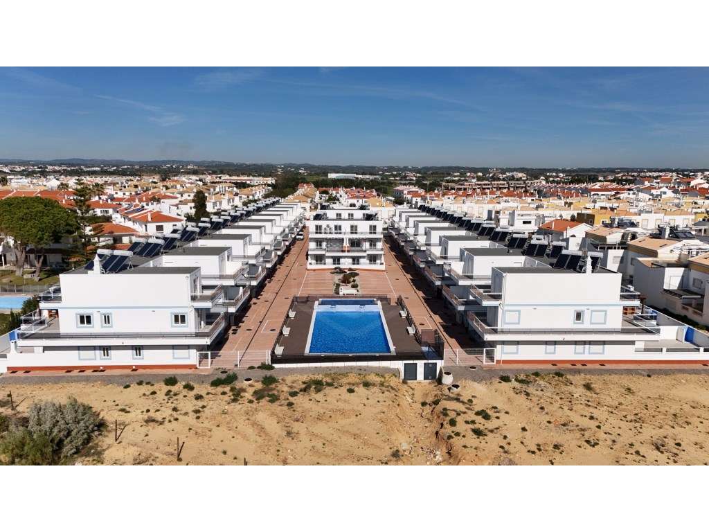 Apartamentos T2 e T4 em condomínio privado com piscina junto à Prai... - Grande imagem: 2/19