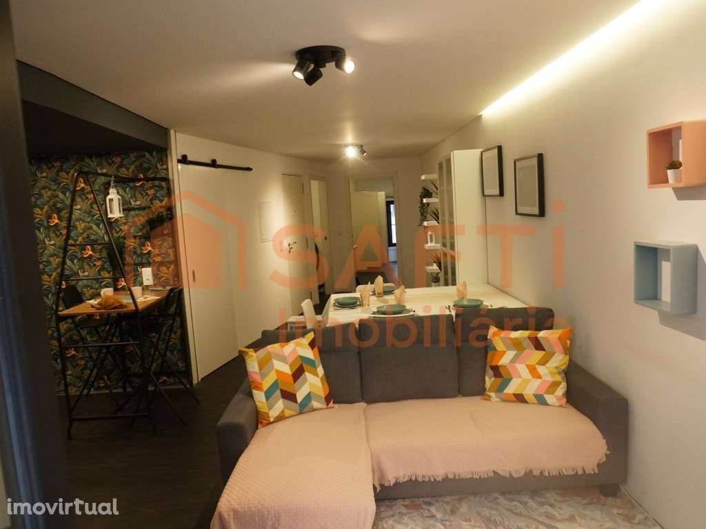 Apartamento T2 com logradouro à Praça da Batalha no centro Porto - Grande imagem: 2/14