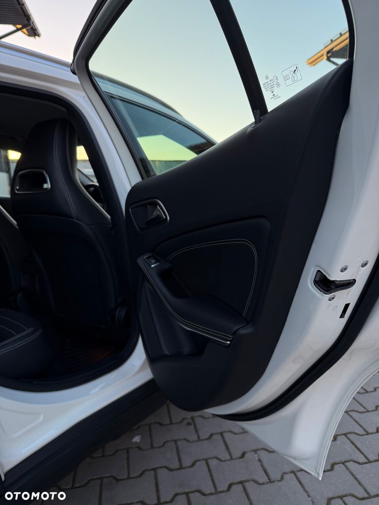 Mercedes-Benz GLA 200 7G-DCT - 16