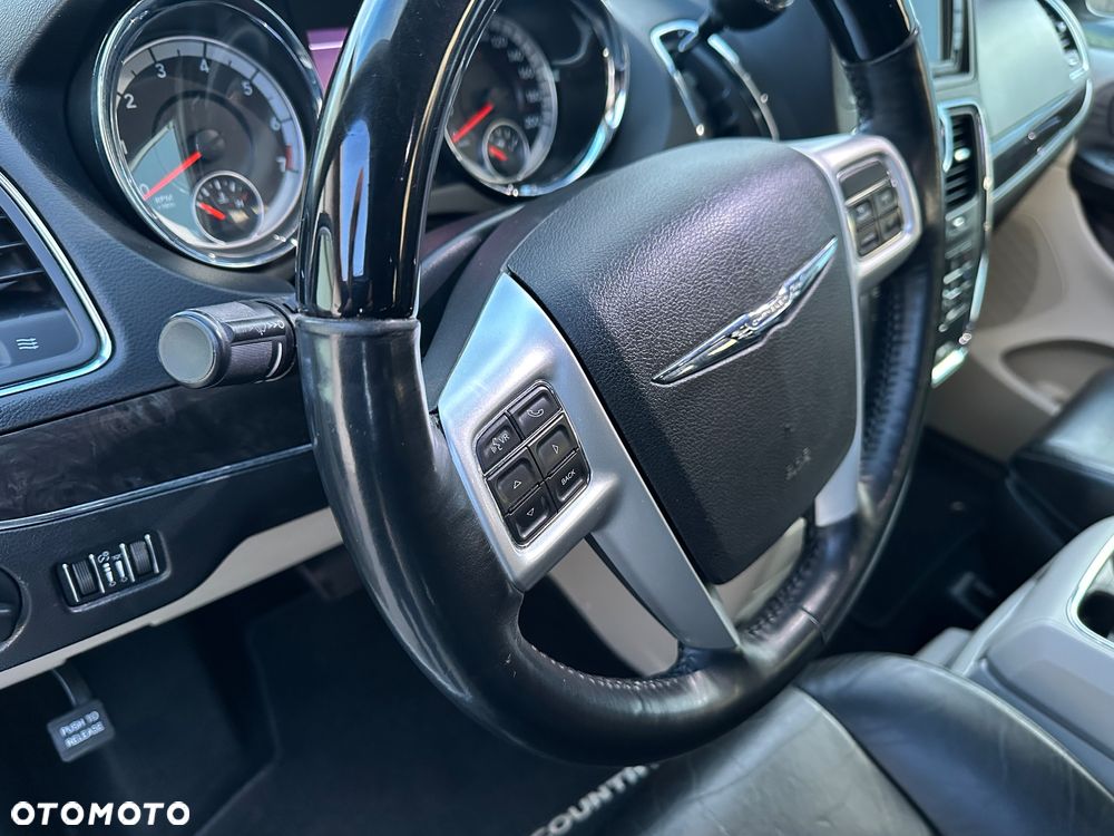 Chrysler Town & Country 3.6 Limited - 11