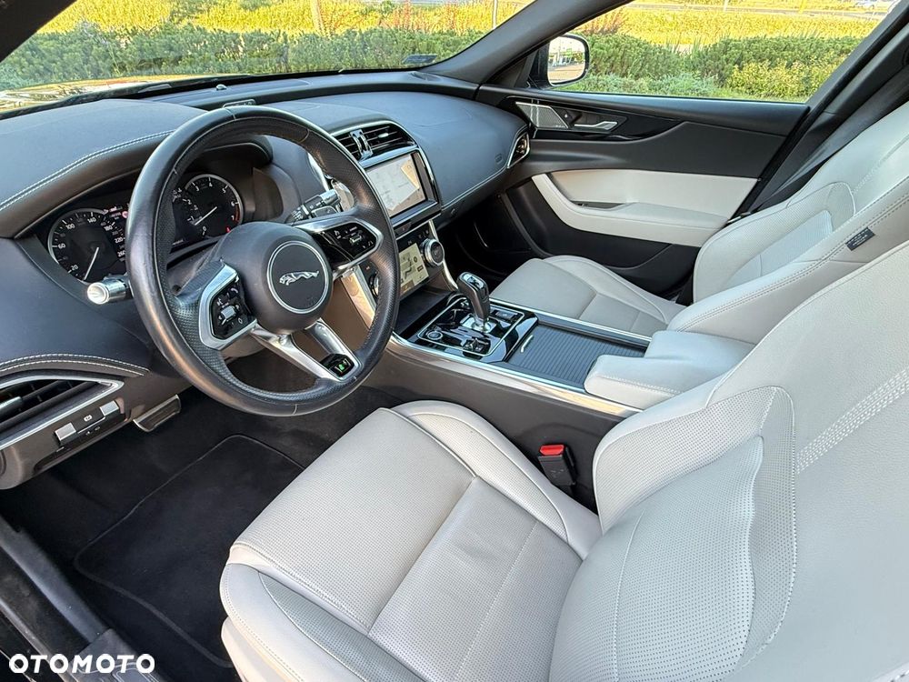 Jaguar XE 2.0 P250 R-Dynamic Black - 12