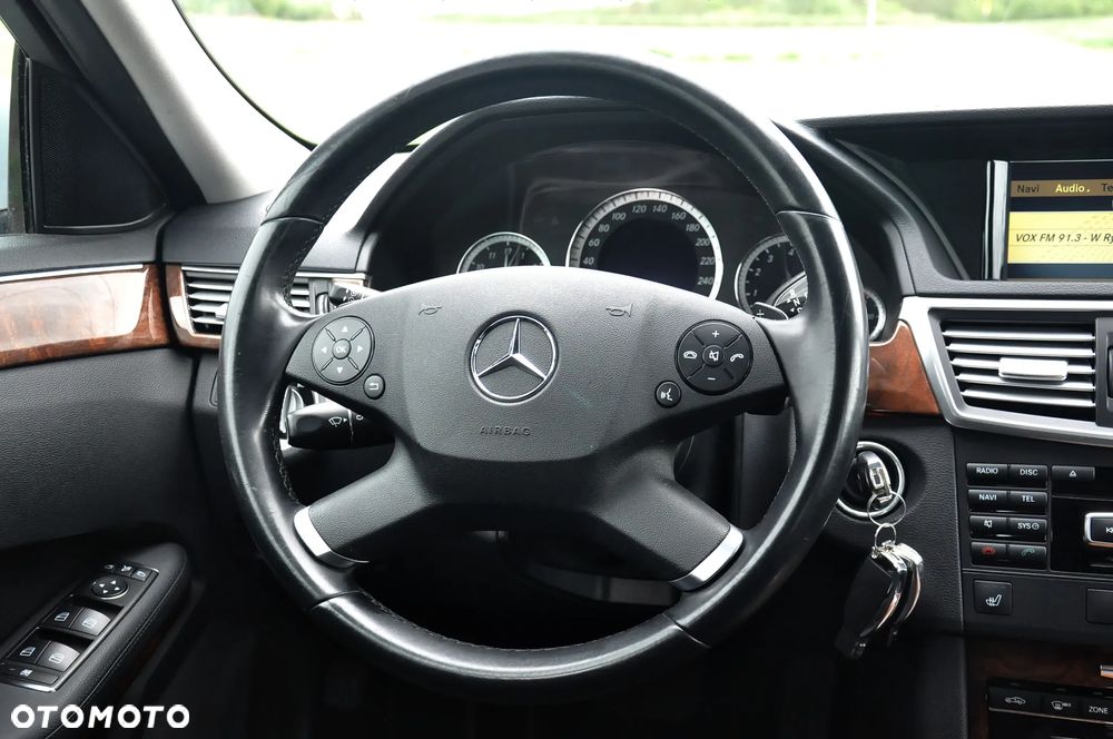 Mercedes-Benz Klasa E 250 CGI BlueEFFICIENCY 7G-TRONIC Elegance - 23