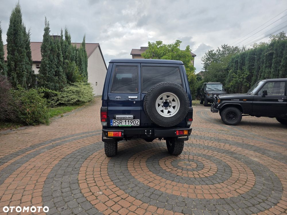 Toyota Land Cruiser - 4