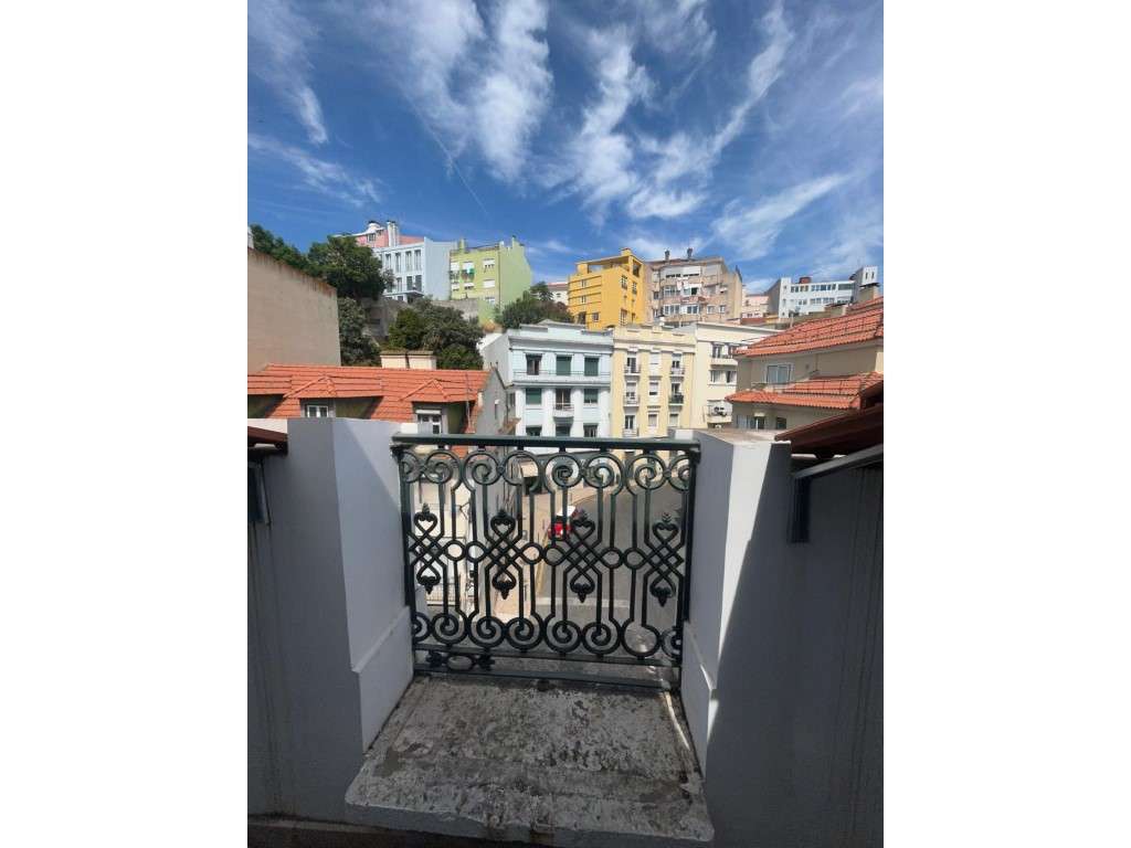 Apartamento T2 REMODELADO com VISTA RIO em Lisboa - Grande imagem: 2/17