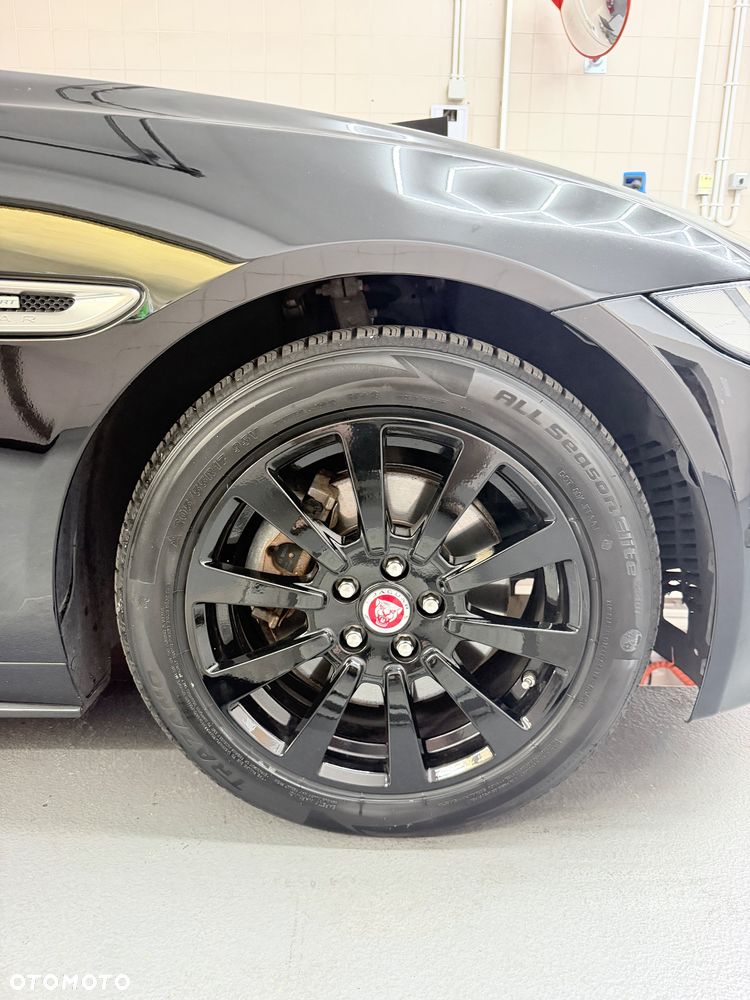 Jaguar XE 2.0 D AWD R-Sport - 25