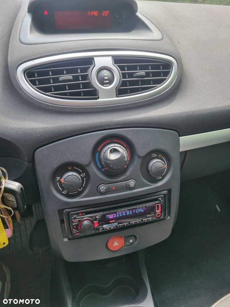 Renault Clio 1.2 16V Emotion - 13