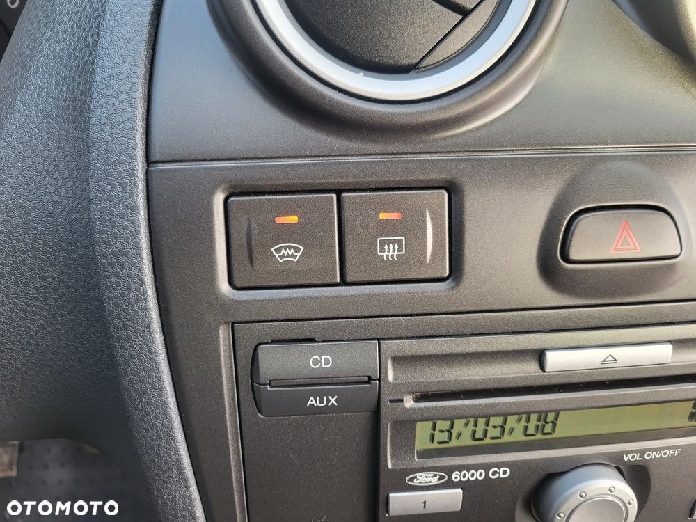 Ford Fiesta 1.6 Ghia - 29