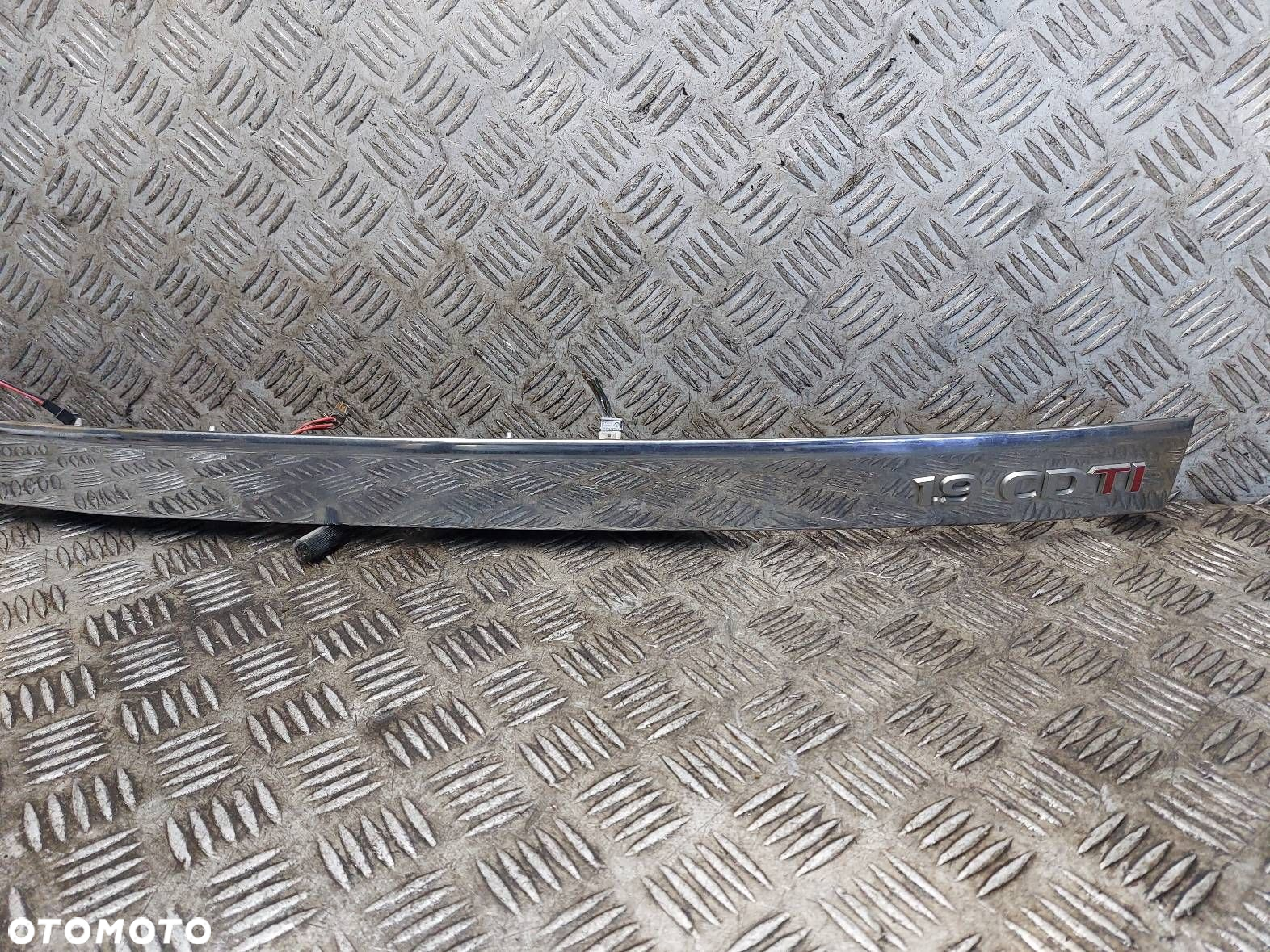 BLENDA KLAPY BAGAŻNIKA MIKROSTYK OPEL ASTRA H - 3