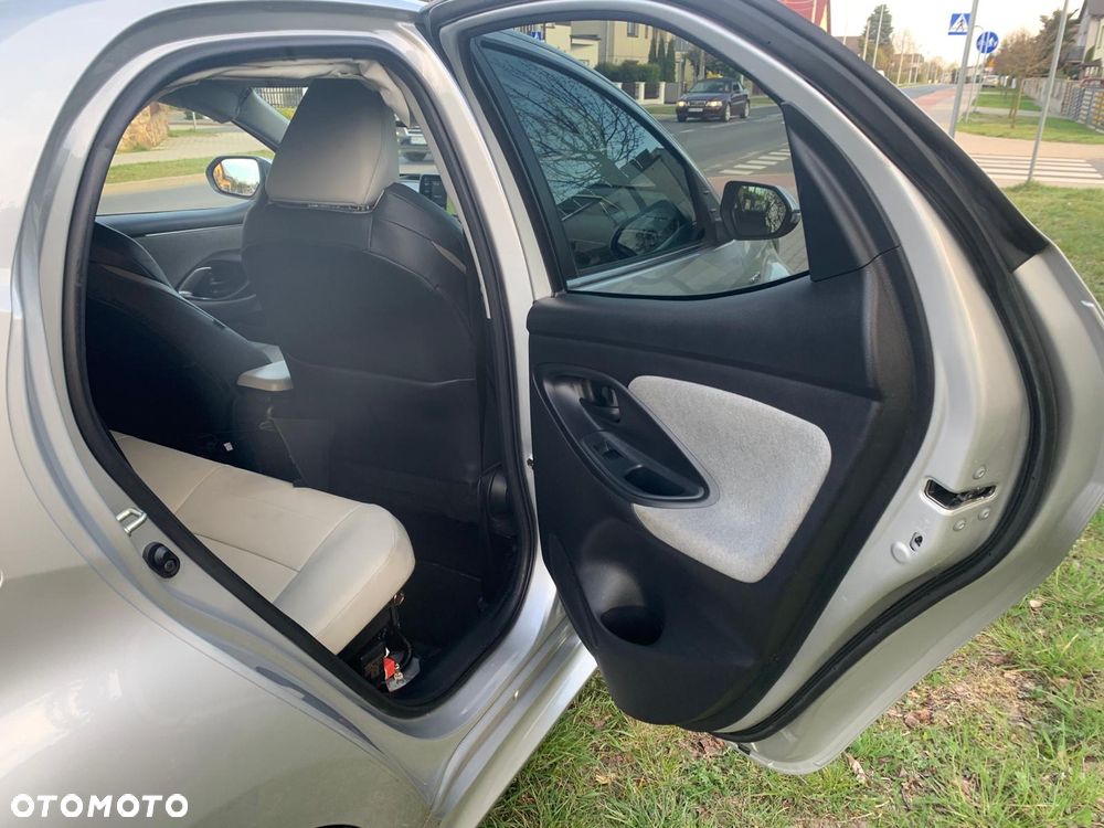 Toyota Yaris Hybrid 100 Selection Platinum - 28